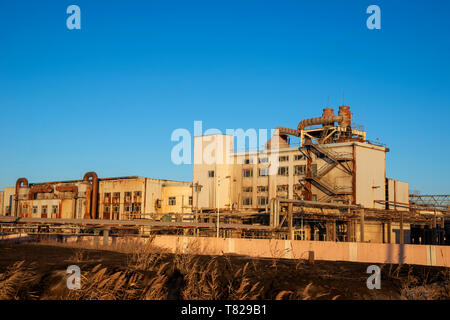 Rusty tubi in acciaio in fabbrica abbandonata edifici Foto Stock