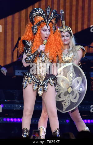 Cher è mostrato esibirsi sul palco durante un concerto dal vivo l'aspetto. Foto Stock