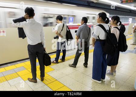 Giappone, isola di Honshu, Tokyo, quartiere Koto, Toyosu District, stazione della metropolitana Foto Stock