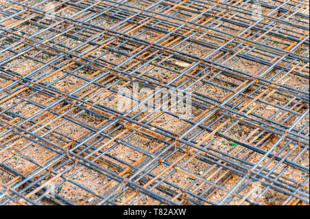 Weathered acciaio arrugginito costruzione a reticolo sul pavimento Foto Stock