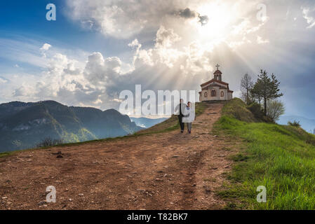 Nella piccola cappella in montagna Rhodope vicino al villaggio di Borovo, molla tramonto foto dalla Bulgaria Foto Stock