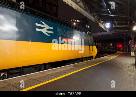 Portando l'originale inter-city 125 livrea applicata a contrassegnare la corsa verso il basso della flotta, 43002 Sir Kenneth Grange attende a Londra Paddington station Foto Stock