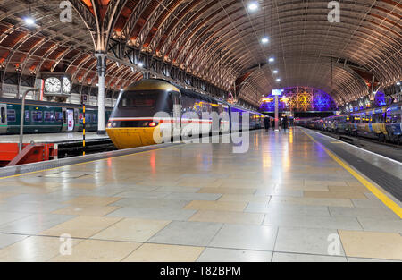 Primo grande western Intercity livrea HST power car 43185 a Londra Paddington sulla parte posteriore di una tarda notte il treno in direzione di Bristol Foto Stock