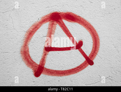 Anarchia simbolo dipinto sulla parete Foto Stock