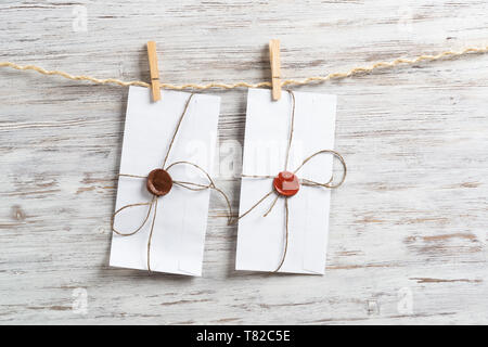 White classic buste appeso alla corda di spago Foto Stock