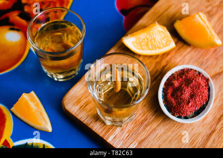 Mezcal shot con peperoncino sale, agave worm e arancione, drink messicani in Messico Foto Stock