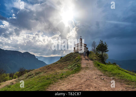 Nella piccola cappella in montagna Rhodope vicino al villaggio di Borovo, molla tramonto foto dalla Bulgaria Foto Stock