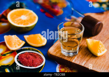 Mezcal shot con peperoncino sale, agave worm e arancione, drink messicani in Messico Foto Stock