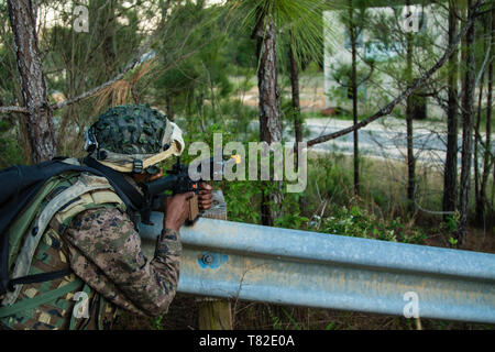 Membri del tunisino forze armate condurre la formazione presso il Comune di Readiness Training Center a Fort Polk, LA su Apr.,15, 2019. Rotazione JRTC 19-06 è stata una formazione congiunta esercizio coordinato tra Stati Uniti Army Africa e l'esercito tunisino per aumentare la prontezza dell'esercito tunisino. US Army foto di Sgt. Dommnique Washington, 7 Mobile degli affari pubblici distacco. Foto Stock