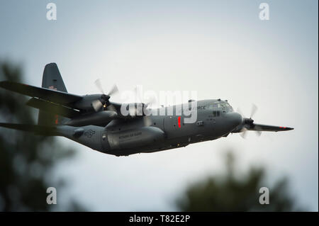 Un C-130 dal 153Airlift Wing dotato di Servizio Forestale USDA MAFFS II (Modular Airborne Sistema antincendio) posizioni a goccia acqua come parte della formazione MAFFS e ricertificazione al Grand Canyon Hills, Colorado, 8 maggio 2019. Air National Guard e Air Force Reserve avieri con la 153d AW con Wyoming, 302nd AW con Peterson AFB, 152AW con Reno insieme con gli Stati Uniti Forest Service trascorrere la settimana per completare la loro antenna annuale per la lotta antincendio formazione per la prossima stagione di fuoco. (U.S. Air National Guard photo by Staff Sgt. Jon Assessore) Foto Stock