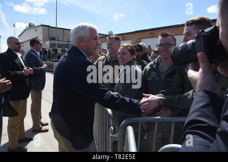 Stati Uniti Vice Presidente Mike Pence visite e scuote le mani 119ala elementi unitari e ben wishers all'arrivo presso il North Dakota Air National Guard Base, Fargo, N.D., 9 maggio 2019. (U.S. Air National Guard foto di Chief Master Sgt. David H Lipp) Foto Stock