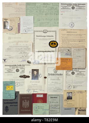 La station wagon di Sottufficiali di 2a classe di Alex Hübner, membro dell'equipaggio di U-48, U-167 e U-775 decorazioni, pagare libri e documenti vari. Il libro paga con id foto, rilasciato il 11 agosto 1941 con numerose voci come premi (U-Boat badge di guerra, U-Boat di combattere la chiusura, croce di ferro di seconda classe), promozioni e modifiche di assegnazione con varie U-Boat flottiglie. Anche il documento di aggiudicazione per l'U-Boat badge di guerra con la firma di facsimile di Dönitz rilasciato il 26 giugno 1941 errate con nome (Alois) includente un panno rara versione del badge, l'U-Boat di combattere la fermatura in bronzo con reve, Editorial-Use-solo Foto Stock