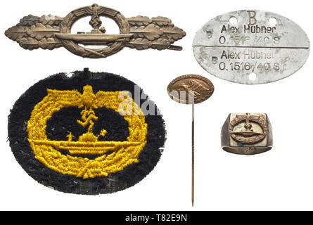 La station wagon di Sottufficiali di 2a classe di Alex Hübner, membro dell'equipaggio di U-48, U-167 e U-775 decorazioni, pagare libri e documenti vari. Il libro paga con id foto, rilasciato il 11 agosto 1941 con numerose voci come premi (U-Boat badge di guerra, U-Boat di combattere la chiusura, croce di ferro di seconda classe), promozioni e modifiche di assegnazione con varie U-Boat flottiglie. Anche il documento di aggiudicazione per l'U-Boat badge di guerra con la firma di facsimile di Dönitz rilasciato il 26 giugno 1941 errate con nome (Alois) includente un panno rara versione del badge, l'U-Boat di combattere la fermatura in bronzo con reve, Editorial-Use-solo Foto Stock