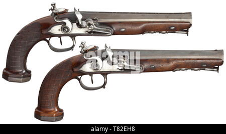 Una coppia di Francese flintlock pistols, 1800 ottagonali (Rettificate) barili con microscanalatura rigatura in 17 mm di calibro, leggermente sommersa in prossimità del muso. Ciascun cilindro stampigliato sul fondo "F. BECOTTE', sulla parte superiore (molto sbiadito) inscritto con 'Fourni par le Page à Paris". Leggermente flintlocks cesellato con pentole antipioggia. Le scorte di noce con mozziconi di scacchi e liscia arredi in ferro. Originale ramrods whalebone con punte in ferro e ottone filettato prese. Lunghezza 36 cm ciascuno. Francois Becotte, San-Etienne, menzionato in 1807. Fournie, Parigi, menzionato 1729 - 17, Additional-Rights-Clearance-Info-Not-Available Foto Stock