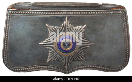 Un russo scatola della cartuccia per gli ufficiali della Guardia cavalleria circa 1900. Placcato in argento con coperchio applicato, parzialmente smaltato star dell'Ordine di Sant'Andrea, la fodera in velluto sul retro. Cassetta di pelle nera con rivestimento in argento, pelle con i segni dell'età. Dimensioni 9,4 x 16,6 cm. storica, storica del xx secolo, Additional-Rights-Clearance-Info-Not-Available Foto Stock