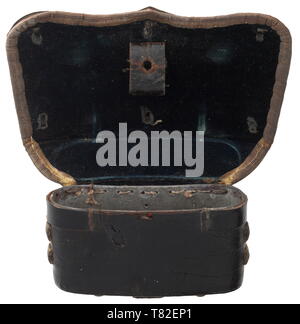 Un russo scatola della cartuccia per gli ufficiali della Guardia cavalleria circa 1900. Placcato in argento con coperchio applicato, parzialmente smaltato star dell'Ordine di Sant'Andrea, la fodera in velluto sul retro. Cassetta di pelle nera con rivestimento in argento, pelle con i segni dell'età. Dimensioni 9,4 x 16,6 cm. storica, storica del xx secolo, Additional-Rights-Clearance-Info-Not-Available Foto Stock