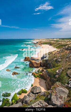 Il Portogallo, regione Alentejo, Southwest Alentejano e Costa Vicentina Parco Naturale, l'escursione Rota Vicentina tra Vila nova de Milfontes e Porto Covo sul sentiero dei pescatori, Praia do Malhoa Foto Stock