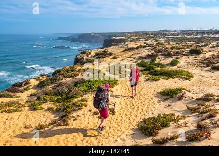 Il Portogallo, regione Alentejo, Southwest Alentejano e Costa Vicentina Parco Naturale, l'escursione Rota Vicentina tra Zambujeira do Mar e Almograve sul sentiero dei pescatori Foto Stock