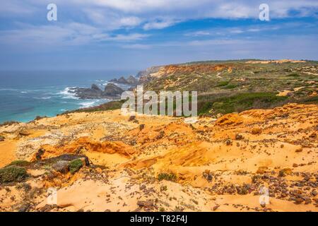 Il Portogallo, regione Alentejo, Southwest Alentejano e Costa Vicentina Parco Naturale, l'escursione Rota Vicentina tra Zambujeira do Mar e Almograve sul sentiero dei pescatori Foto Stock