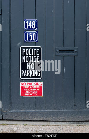 Gentile Avviso n simbolo di parcheggio, High Street, Burford, Oxfordshire, England, Regno Unito Foto Stock