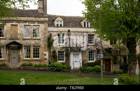 High Street in primavera, burford, Oxfordshire, England, Regno Unito Foto Stock