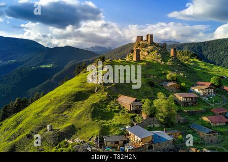 La Georgia, Kakheti, Tusheti regione, Omalo, la fortezza di Keselo in Zemo (superiore) Omalo servita da rifugio per la gente del luogo in tempo di guerra, medievale torri fortificate (vista aerea) Foto Stock