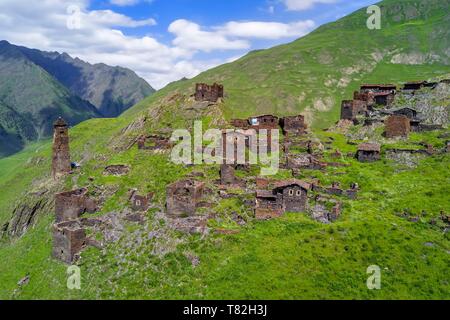 La Georgia, Kakheti, Tusheti, il Parco Nazionale del fiume Alazani valle tra le montagne del Pirikiti, Hilltop Village di Kvavlo oltre Dartlo (vista aerea) Foto Stock