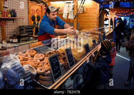 Francia, Bas Rhin, Strasburgo, città vecchia sono classificati come patrimonio mondiale dall' UNESCO, il Mercatino di Natale (Christkindelsmarik) Place Sainte Etienne, bancarella vendendo torte Foto Stock