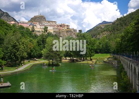 Francia, Hautes Alpes (05) Briançon, Schappe parco municipale con la città vecchia in background Foto Stock