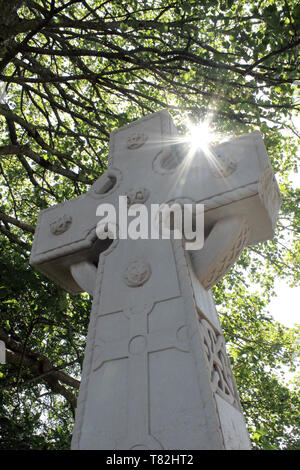 La luce del sole che splende attraverso la pietra tombale di William Barnes, il Victorian 'Dorset poeta', la chiesa di San Pietro,Dorset Foto Stock