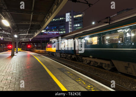 Portando l'originale inter-city 125 livrea applicata a contrassegnare la corsa verso il basso della flotta, 43002 Sir Kenneth Grange attende a Londra Paddington station Foto Stock