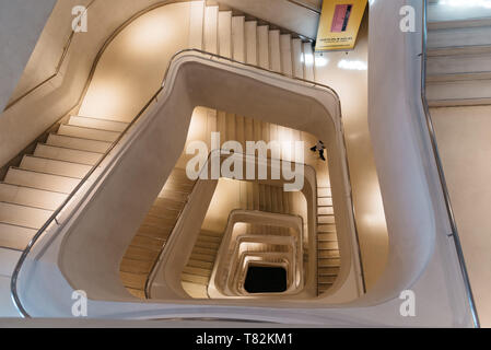 Madrid, Spagna - 2 Maggio 2019: elevato angolo di visione della scala principale di edificio Caixaforum di Madrid Foto Stock