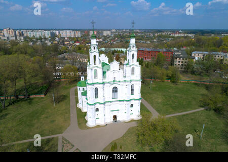 Saint Sophia Cathedral close up contro lo sfondo del paesaggio urbano sul giorno di aprile (ripresa da un quadrocopter). Polotsk, Bielorussia Foto Stock