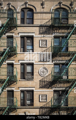 Gioco di ombre sulla facciata di un edificio di Manhattan a New York City Foto Stock