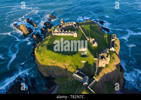 Veduta aerea del castello di Dunnottar una fortezza medievale in rovina situata su un promontorio roccioso a sud della città di Stonehaven, Aberdeenshire, Scozia. Foto Stock