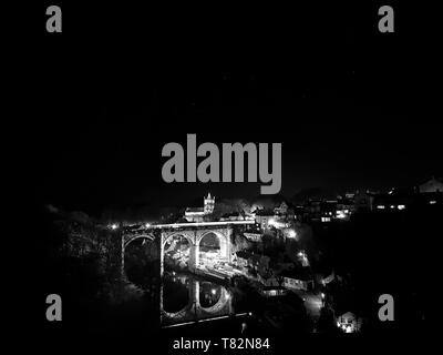Bianco e nero foto di Knaresborough viadotto ferroviario di notte - il fiume Nidd - Yorkshire, Inghilterra, Regno Unito. Vista dal castello. Paesaggio notturno. Big Dipper. Foto Stock