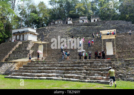 Messico Turismo - i turisti la scalata di Acropoli; Bonampak antiche rovine Maya, Bonampak, Chiapas, Yucatan Messico America Latina Foto Stock