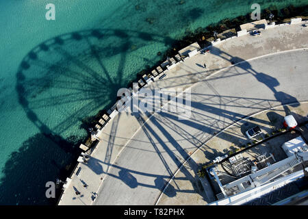 Bellissimo paesaggio e panorama con la vista del mare Adriatico , lungomare di Bari e della ruota shadow , regione Pugia , Italia. Foto Stock