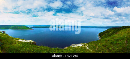 Scenic vista panorama dalla collina del fiume Dniestr vicino Bakota. L'Ucraina. Fiume calmo con blu cielo nuvoloso. Foto Stock