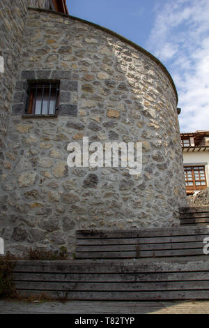 Porrua, Asturias, Spagna - 04 21 2019: Dettaglio di un edificio in pietra Foto Stock