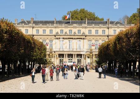 Francia, Meurthe et Moselle, Nancy, Place de la Carrière costruito da Stanislas Leszczynski re di Polonia e ultimo duca di Lorena nel XVIII secolo, il Palazzo del Governo, classificato come patrimonio mondiale dall'UNESCO, la commemorazione del centenario della rinascita della Polonia il 23 ottobre 2018 Foto Stock