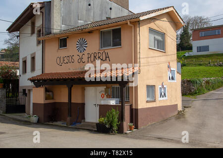 Porrua, Asturias, Spagna - 04 21 2019: formaggio di casa Porrúa Foto Stock