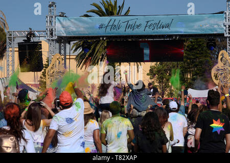 Holi festival di colore in Melbourne, minion, gettando i colori Foto Stock