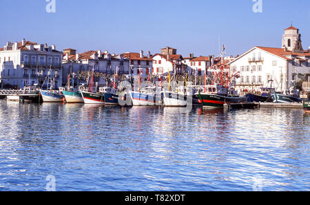 Costa atlantica della Francia.St.Jean de Luz un piccolo porto di pesca vicino al francese/confine spagnolo Foto Stock