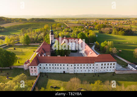 Vista aerea del monastero cistercense Kostanjevica na Krki, homely nominato come castello Kostanjevica, Slovenia, Europa Foto Stock