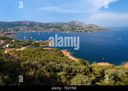 Francia, Var, Agay area vicino a Saint Raphael, Massiccio de l'Esterel (Esterel Massif), il porto di Agay, il rastel d'Agay ed il picco di Cap Roux in background Foto Stock