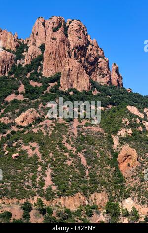 Francia, Var, Agay area vicino a Saint Raphael, Massiccio de l'Esterel (Esterel Massif), il pic di Cap Roux Foto Stock