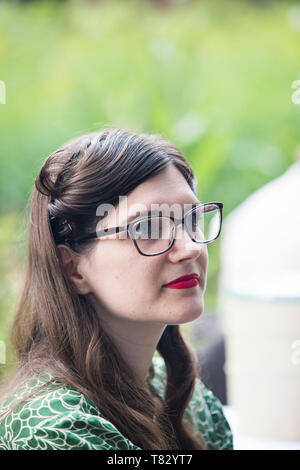 Primo piano ritratto di giovane donna indossando rossetto rosso e occhiali, Black Country Living Museum UK, 1940's tempo di guerra fine settimana estiva. Foto Stock