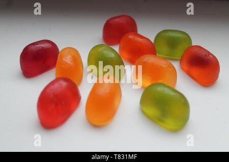 Dolce fruttato colorati jelly candy con morbido ripieno preparare laici per i bambini Foto Stock