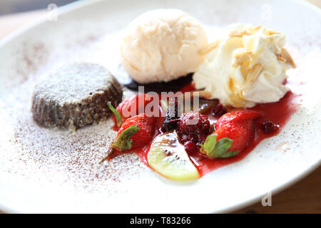 Cioccolato Torta di lava con gelato Foto Stock